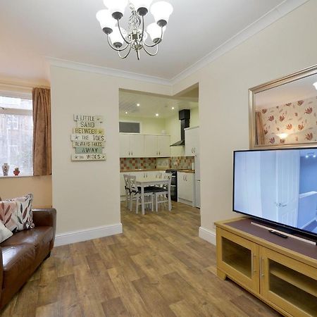 Ground Floor Apartment Up To 6 Guests With Games Chill Out Room Scarborough Exterior foto