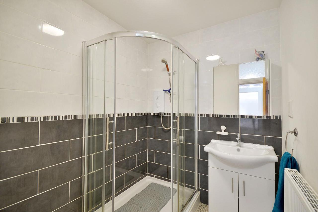 Ground Floor Apartment Up To 6 Guests With Games Chill Out Room Scarborough Exterior foto